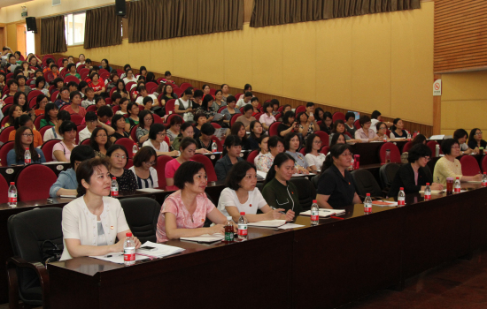 4 与会人员认真学习